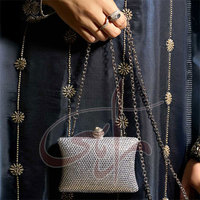 Pochettes de soirée emblématiques et célèbres, design rectangulaire élégant, bouton orné de diamants, pompon, perles et strass, portables, mode toutes saisons