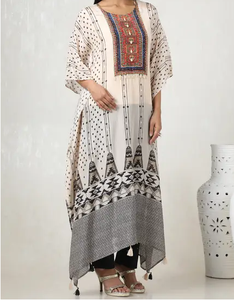 Ropa de diseñador india y pakistaní, vestido de estilo caftán blanco holgado con estampado geométrico negro y parche bordado - Product Image 3