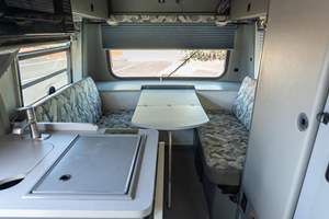 1997 para EuroVan Winnebago Rialta Azul Oscuro US RAW - Product Image 2