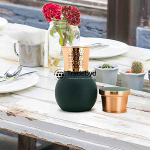 Bouteille élégante en cuivre pur fabriquée à la main pour un design intemporel parfait pour le yoga bien-être ou la décoration intérieure Tradebyd - Product Image 5