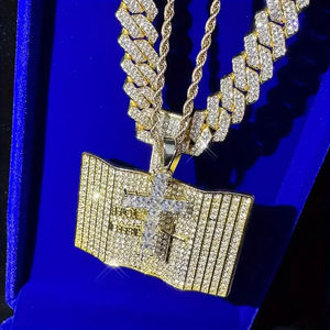 Collar con Colgante de Cadena Cubana Estilo Hiphop Urbano para Hombre, Diseño Completamente Cubierto de Moissanita, Chapado en Oro, Colgante de Tarjeta de Crédito Moderno - Product Image 2