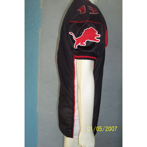 Maillot de football américain City avec coutures aux épaules solides et chiffres brodés personnalisés et coupe athlétique pour les pratiques. - Product Image 3