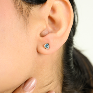 Simple elegante 0,52 Ct. Pendientes de tuerca mínimos de Topacio Azul en forma de corazón para mujeres y niñas 14K oro blanco puro joyería diaria - Product Image 2