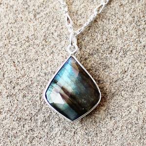 Pendentif en forme de larme de losange labradorite bleue à facettes naturelles en argent sterling 925 - Product Image 3