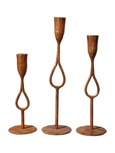 Bougeoirs en métal de forme géométrique élégants, parfaits pour créer une déclaration audacieuse dans un décor intérieur moderne - Product Image 3