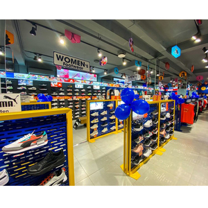 Présentoir de sol en métal moderne et détachable, antirouille, de luxe, ODM/OEM, facile à assembler pour l'affichage de chaussures en magasin - Tailles personnalisables - Product Image 1