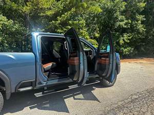 GMC Sierra 2500HD Denali 4x4 Turbodiésel V8 2025, Color Downpour Metallic, Sistema de Audio en la Puerta Trasera por KICKER, Sin Modificaciones - Product Image 5