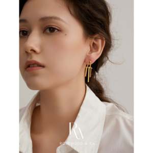 Orecchini pendenti alla moda in oro con design a barra bilanciata - Product Image 3