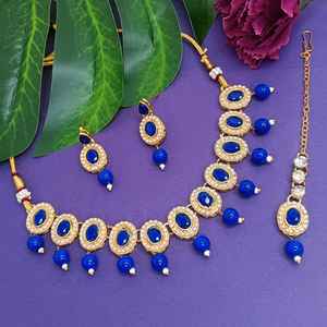 Conjunto de joyería India Chapado en oro Floral Faux Pearl Crystal Wedding Dangle Earring con joyería Maang Tikka para mujer, azul - Product Image 2