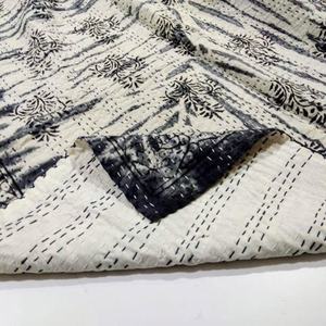 Cubrecama Acolchado con Estampado Tradicional Hecho a Mano, Algodón Suave y Transpirable para Dormitorios Acogedores - Product Image 2