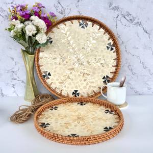 Plateau d'incrustation MOP avec fond à motif coquille rotin naturel et nacre servant des plateaux de rangement - Product Image 2