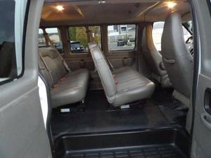 GMC Savana 3500 Turbo Van 2019 Usada - Asientos de Cuero, Neumáticos R18, Interior Claro, Transmisión Automática - Product Image 3