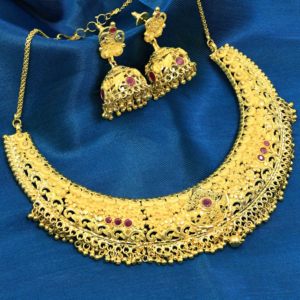 Venta al por mayor de collares de moda chapados en oro de 14K 18K 24K, conjunto de joyas de diseño tradicional, collares cortos rellenos de oro de latón. - Product Image 1