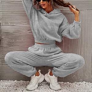 ชุดกีฬา2ชิ้นเสื้อครอปมีฮู้ดแขนยาวและกางเกงของผู้หญิงออกแบบได้ตามต้องการ - Product Image 5