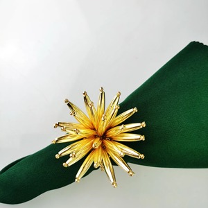 Élégant porte-serviette à fleurs en or avec un design unique pour la décoration de table, les mariages, les fêtes, les repas dans un hôtel, un look luxueux - Product Image 3