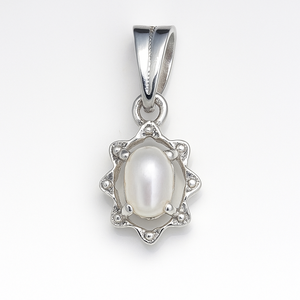 Pendentif en perle d'eau douce ovale Rhaya Jewels Evergreen, plaqué rhodium, argent sterling, style minimaliste classique, 1,10 g, unisexe - Product Image 4