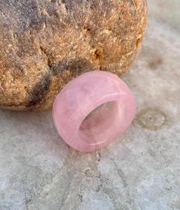 Bague à facettes en quartz rose naturel Nouveau design Bague élégante sculptée à la main Bague de déclaration - Product Image 1