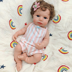 Muñeca Reborn de Silicona con Ojos Inocentes, Cabello Rizado Marrón Artificial, Muñeca Recién Nacida de 18 Pulgadas, Adorable Muñeca Bebé Niña - Product Image 1