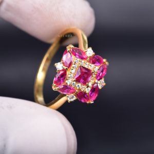 แหวนทับทิมรูปดอกไม้ประดับเพชรและเจ้าหญิงตัดในห้องปฏิบัติการขนาด14K แหวนทองแบบทึบดีไซน์ดอกไม้ไม่เหมือนใครสำหรับเปลี่ยนพลอย - Product Image 4