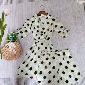 Robe chic au-dessus du genou avec encolure carrée et motifs floraux vifs - Parfaite pour mettre en valeur votre style unique - Product Image 6