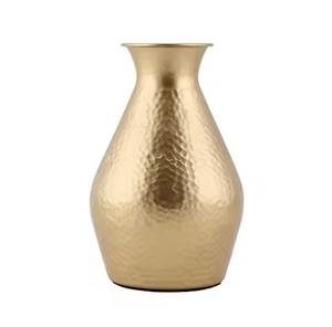 Vase en métal design pour le hall de l'hôtel, la maison, le bureau et la salle d'exposition avec une belle présentation florale artistique - Product Image 1