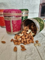 Boîte de Bhaji en acier inoxydable de tissu de brocart traditionnel | Cadeau de mariage Shagun | Conteneur Haldi Mehndi Laddu | Ganpati Favor Dabba