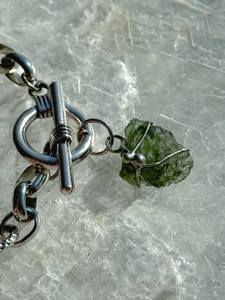 Bracelet en cristal de moldavite véritable météorite article cadeau pour anniversaire pierre précieuse naturelle avec effet de changement de couleur - Product Image 4