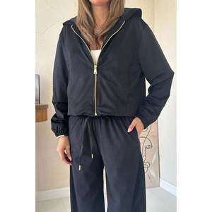 Costume élégant en velours fin noir à deux pièces pour femmes - Product Image 4
