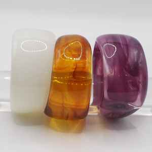 Brazaletes de resina facetada etérea - Product Image 2