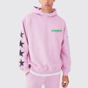 Ensemble de survêtement rose à capuche pour homme avec imprimé étoiles noires, coupe ample, style streetwear, pantalon de jogging long, taille élastique, poches latérales - Product Image 3