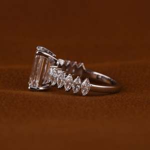 Anillo de Diamante Moissanita de Plata 925 con Certificación IGI, Corte Esmeralda de 3.0 CT, Marquise con Engaste Pavé, Clásico de Compromiso para Mujer - Product Image 2