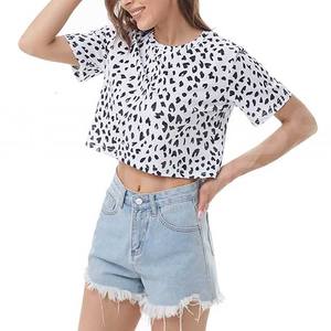 Cherry Pocket-Sweet Bomb Farmer camiseta roja 2024 mejor Camiseta corta de rendimiento para mujer cuello redondo Camiseta recortada de ajuste relajado - Product Image 2