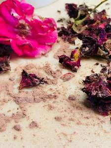 Venta al por mayor Premium Rosa Damascena polvo de pétalos de rosa mejor calidad Extracto de planta directa India R1 embalaje de botella de etiqueta privada - Product Image 4