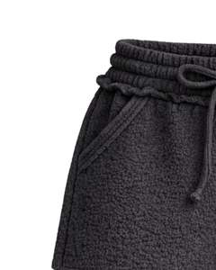 Shorts en molleton sherpa noir personnalisés par le fabricant, confortables et doux pour femmes, vêtements de détente en peluche, taille élastique avec cordon de serrage, décontractés, confortables pour l'hiver - Product Image 4