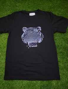 T-shirt en maille respirante personnalisable avec logo sur mesure, style urbain, coupe ajustée, méthodes d'impression sérigraphique et hydrographique, haut de gamme - Product Image 2