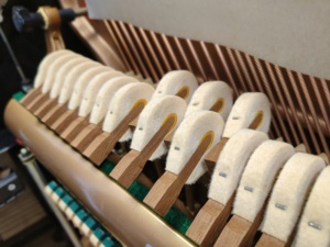 Piano Vertical KAWAI US63H Hecho en Japón, Color Negro, Sonido Potente, Sustain Prolongado, Mecanismo de Martillo Importado de Alta Resistencia - Product Image 2