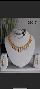 Elegante Juego de Collar Gargantilla con Colgante Floral Chapado en Oro con Pendientes a Juego |   Modelo de Joyería Nupcial y Festiva 23217 - Product Image 6