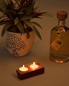 Porte-bougie élégant en bois et résine bleue pour la décoration de la chambre à coucher, l'espace de méditation et les cadeaux, fabriqué à la main en Inde - Product Image 3