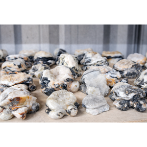 Sculpture artisanale en jaspe zèbre naturel, figurine d'animal en pierre polie - Product Image 2