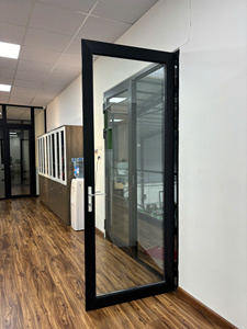 Holcom 6063 T5 Puertas abatibles comerciales de aluminio HW55T HW125T Swing Estilo abierto para hoteles Apartamentos Casas Puente térmico - Product Image 4