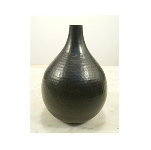 Vase à fleurs long en métal, design martelé - Product Image 2