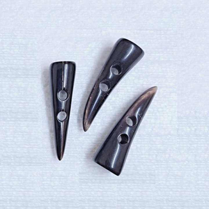 ตัวล็อคแบบธรรมชาติจากเขาสัตว์ที่เป็นมิตรต่อสิ่งแวดล้อม มีรูสองรู - ดีไซน์ทันสมัยสำหรับการทำเครื่องประดับที่ไม่เหมือนใคร โดยงานฝีมือของซานิยา - Product Image 2