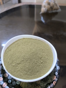 Poudre de feuille de Moringa oleifera bouteille de poudre végétale biologique vitamine de qualité alimentaire extrait de plantes poudre verte sauvage endroit frais et sec - Product Image 5