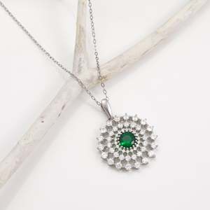 Colgante de plata de circón Esmeralda Sunshine, joyería de perlas chapadas en rodio de estilo religioso con patrón de flores para regalo - Product Image 3