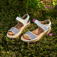 JSHOE Sandales en cuir ultra légères pour femmes, tendance de la mode estivale avec semelle intérieure entièrement rembourrée, sangle ornée de cristaux