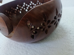 Cuencos de hilo de madera hechos a medida grabados a mano con trabajo de corte para reventa de tiendas de costura y fibra - Product Image 5