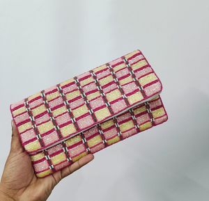 Petit porte-monnaie coloré perlé de graine fait à la main avec la décoration de broderie - Product Image 2