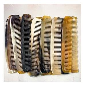 Peigne en corne naturelle personnalisé indien pour la coiffure fait à la main de bonne qualité pour un salon à domicile Design de marque - Product Image 1