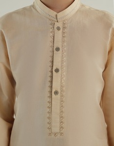 Lo último en color marrón y blanco cremoso Boys Kameez Shalwar Trendy Vibrant Ethnic Wear para niños Ideal para reuniones festivas - Product Image 3