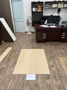 Suelo Vinílico en Losetas con Relieve, Impermeable, Diseño Moderno para Interiores, Capa de Desgaste de 0.5mm, Instalación con Sistema Click Lock - Product Image 1